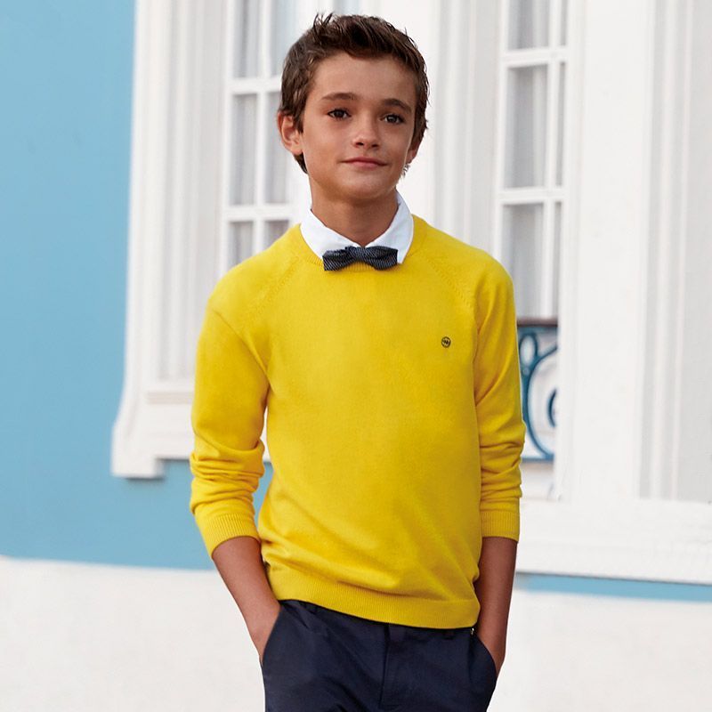 Купить желтые мальчику. Желтый свитер для мальчика. Мальчик в желтом. Мальчиковый желтый свитер. Школьник с желтой водолазке.